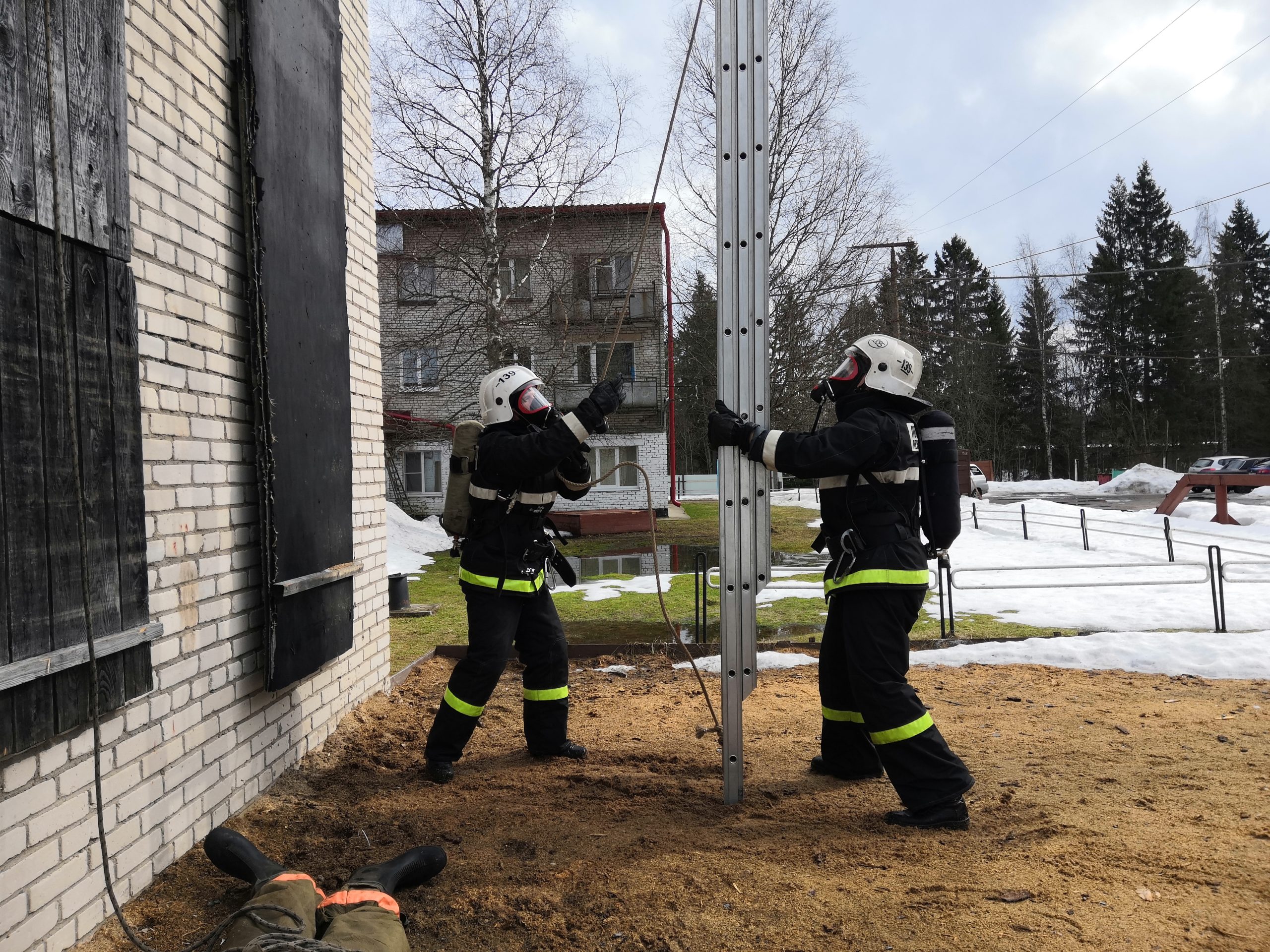 упражнения с ручными пожарными лестницами автолестницы